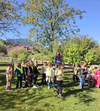 Obisk najmlajših osnovnošolcev pri čebelnjaku (5)